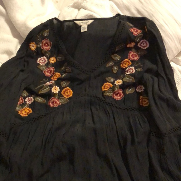 Black floral v-next top with 3/4 sleeves - Picture 1 of 1